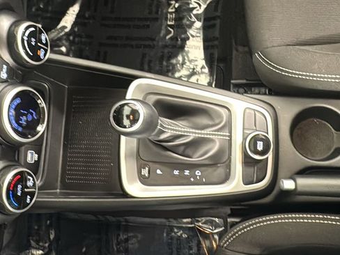 Used 2025 Hyundai Venue SEL image 28