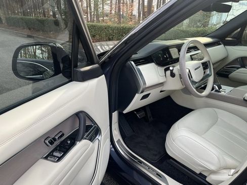 Certified 2025 Land Rover Range Rover SE image 4