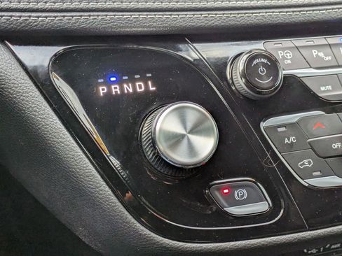 Used 2024 Chrysler Pacifica Touring-L w/ S Appearance Package image 21