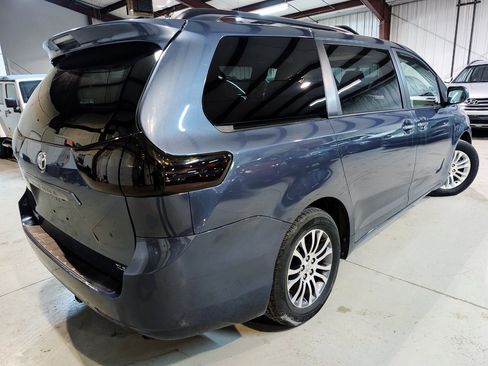 Used 2017 Toyota Sienna XLE image 7