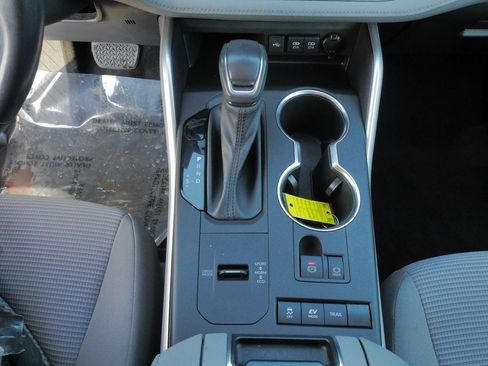 Used 2021 Toyota Highlander LE image 27
