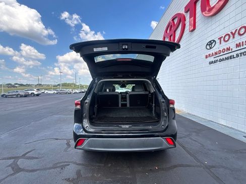 Used 2020 Toyota Highlander XLE FWD image 32