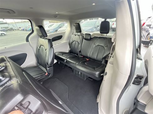 Used 2024 Chrysler Pacifica Touring-L image 22