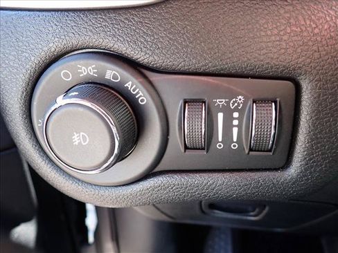 Used 2018 Jeep Cherokee Latitude Plus w/ Cold Weather Group AWD/4WD image 15