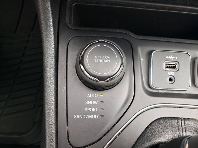 Used 2022 Jeep Cherokee Latitude Lux w/ Sun & Sound Group AWD/4WD image 22