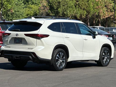 Used 2020 Toyota Highlander XLE AWD/4WD image 4