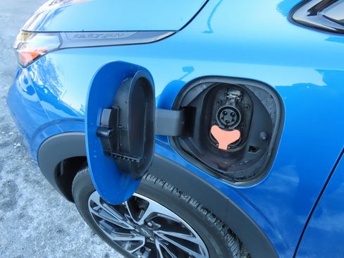 Used 2023 Chevrolet Bolt EUV Premier w/ Sun & Sound Package image 10