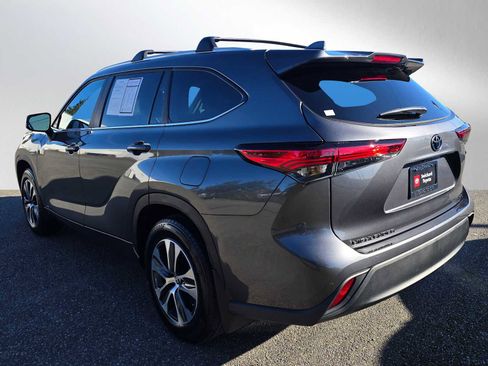 Used 2023 Toyota Highlander XLE image 5