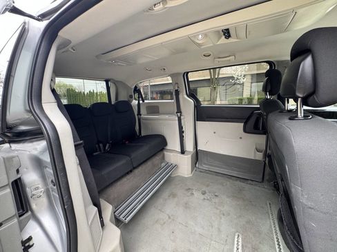 Used 2010 Dodge Grand Caravan SXT image 18