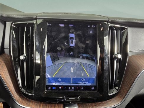 Used 2023 Volvo XC60 B6 Ultimate w/ Protection Package Premier image 13