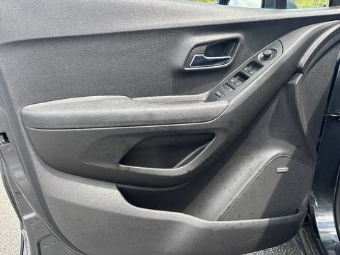 Used 2019 Chevrolet Trax LT w/ Sun & Sound Package FWD image 29
