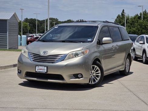 Used 2017 Toyota Sienna XLE FWD image 1