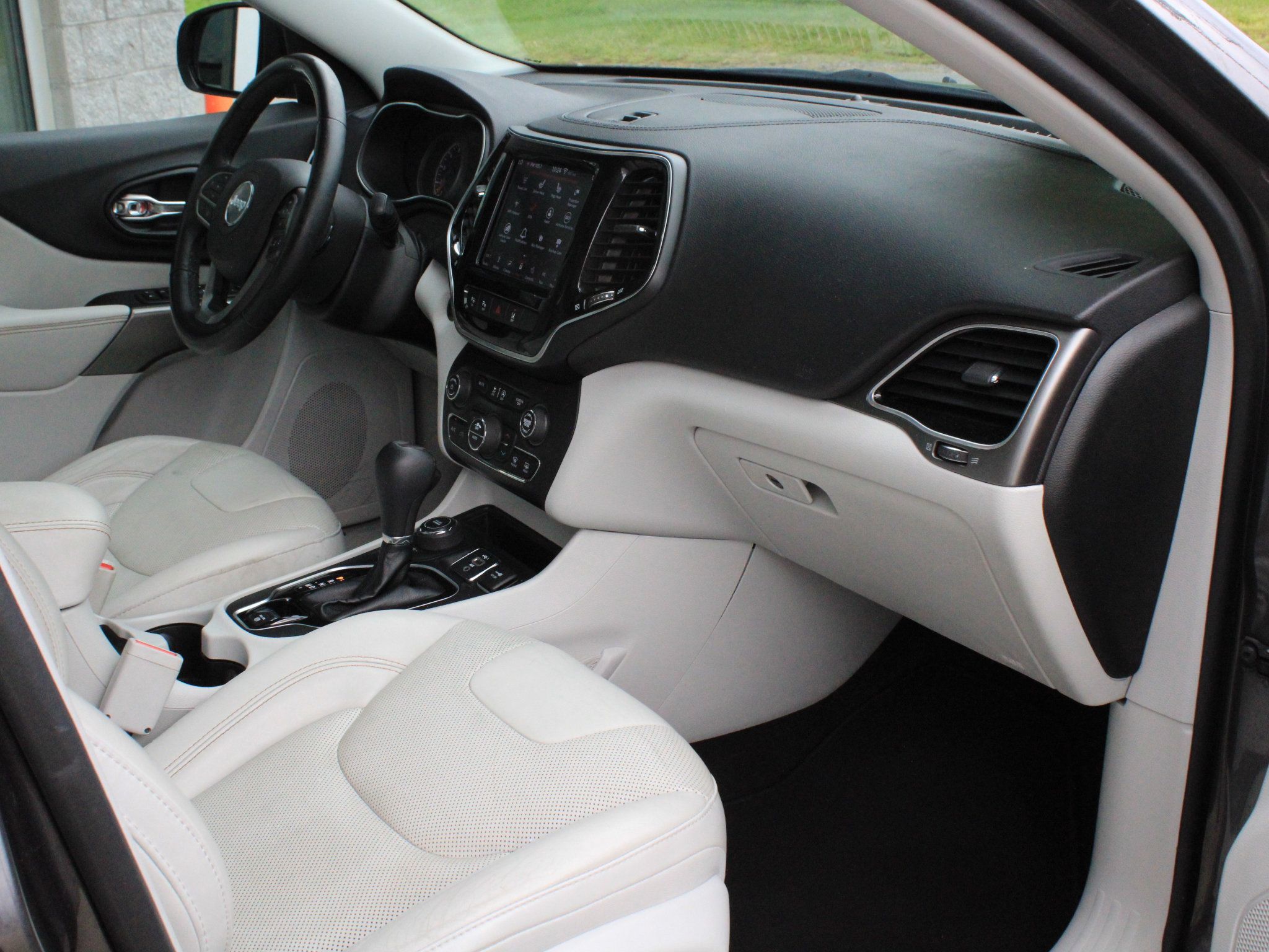 Used 2019 Jeep Cherokee Limited w/ Technology Group AWD/4WD image 26