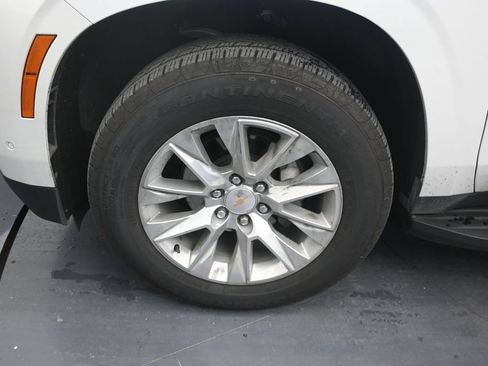 Used 2025 Chevrolet Suburban Premier RWD image 9
