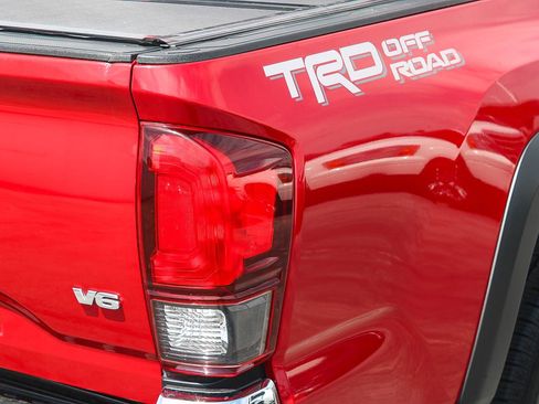 Used 2018 Toyota Tacoma TRD Off-Road RWD image 10