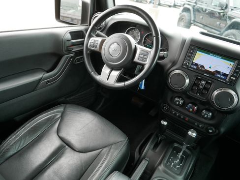 Used 2018 Jeep Wrangler Unlimited Sahara AWD/4WD image 9