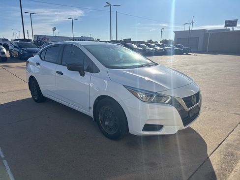 Used 2021 Nissan Versa S image 3