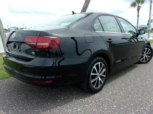 Used 2017 Volkswagen Jetta SE FWD image 3