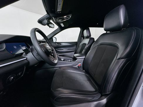 Used 2024 Jeep Grand Cherokee L Laredo image 13