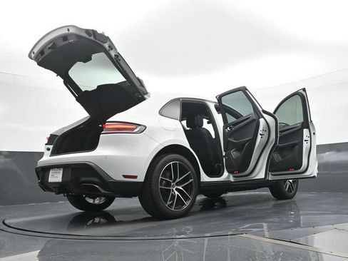 Certified 2024 Porsche Macan AWD/4WD image 25