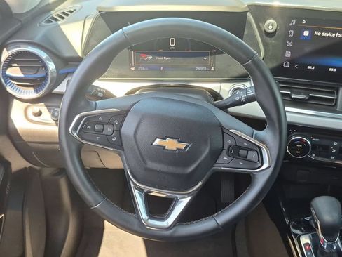 Used 2025 Chevrolet Trax LT w/ LT Convenience Package FWD image 23