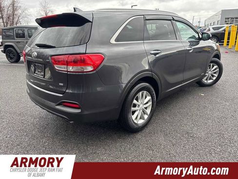 Used 2017 Kia Sorento LX w/ LX Convenience Package image 4