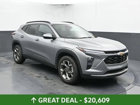 Used 2025 Chevrolet Trax LT FWD image 7