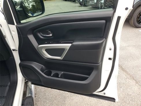Used 2019 Nissan Titan SV image 33