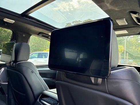 Used 2025 Cadillac Escalade ESV V AWD/4WD image 29