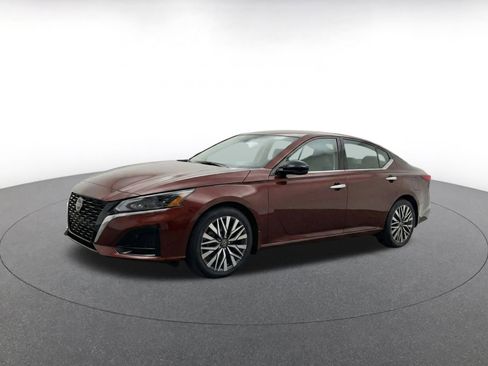 Used 2025 Nissan Altima 2.5 SV FWD image 3