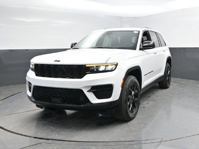 Used 2024 Jeep Grand Cherokee Altitude AWD/4WD image 7