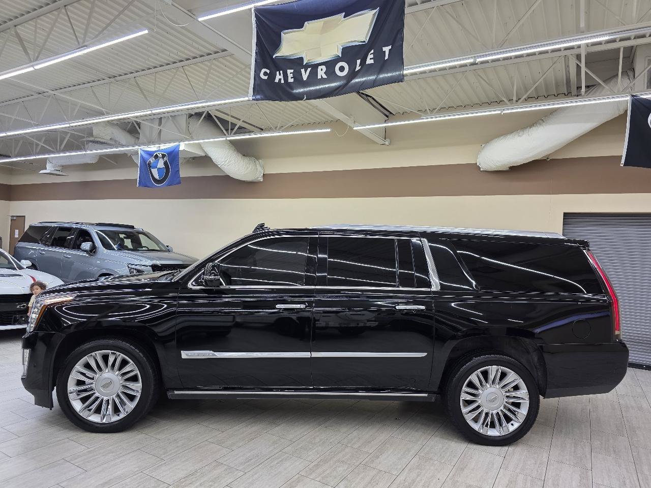Used 2018 Cadillac Escalade ESV Platinum AWD/4WD image 9