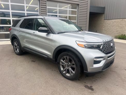 Used 2023 Ford Explorer XLT w/ Equipment Group 202A AWD/4WD image 3