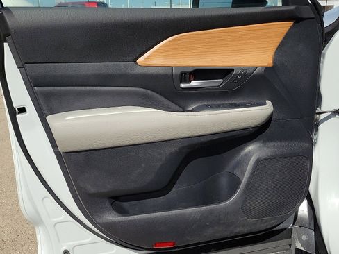 Used 2025 Toyota Grand Highlander AWD image 11