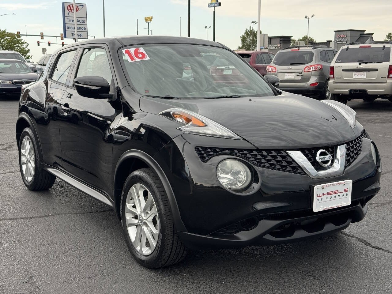 Used 2016 Nissan Juke S FWD image 2