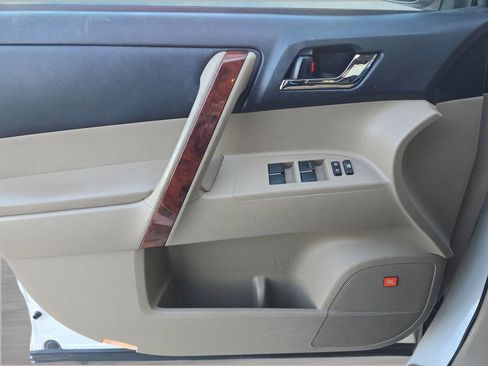 Used 2012 Toyota Highlander Limited image 10
