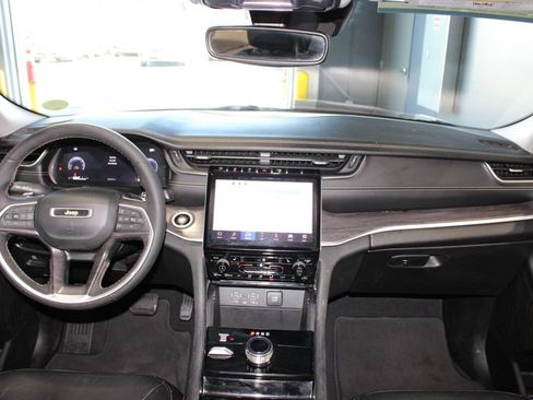 Used 2023 Jeep Grand Cherokee L Limited w/ Black Appearance Package AWD/4WD image 15