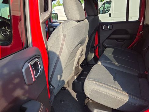 Used 2025 Jeep Wrangler Unlimited Sahara AWD/4WD image 7