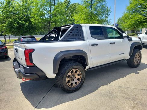 Used 2025 Toyota Tacoma Trailhunter AWD/4WD image 7