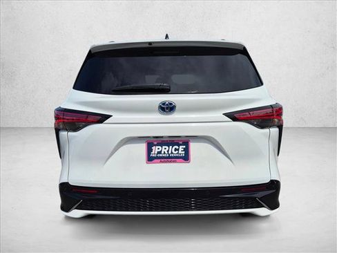 Used 2022 Toyota Sienna XSE FWD image 7