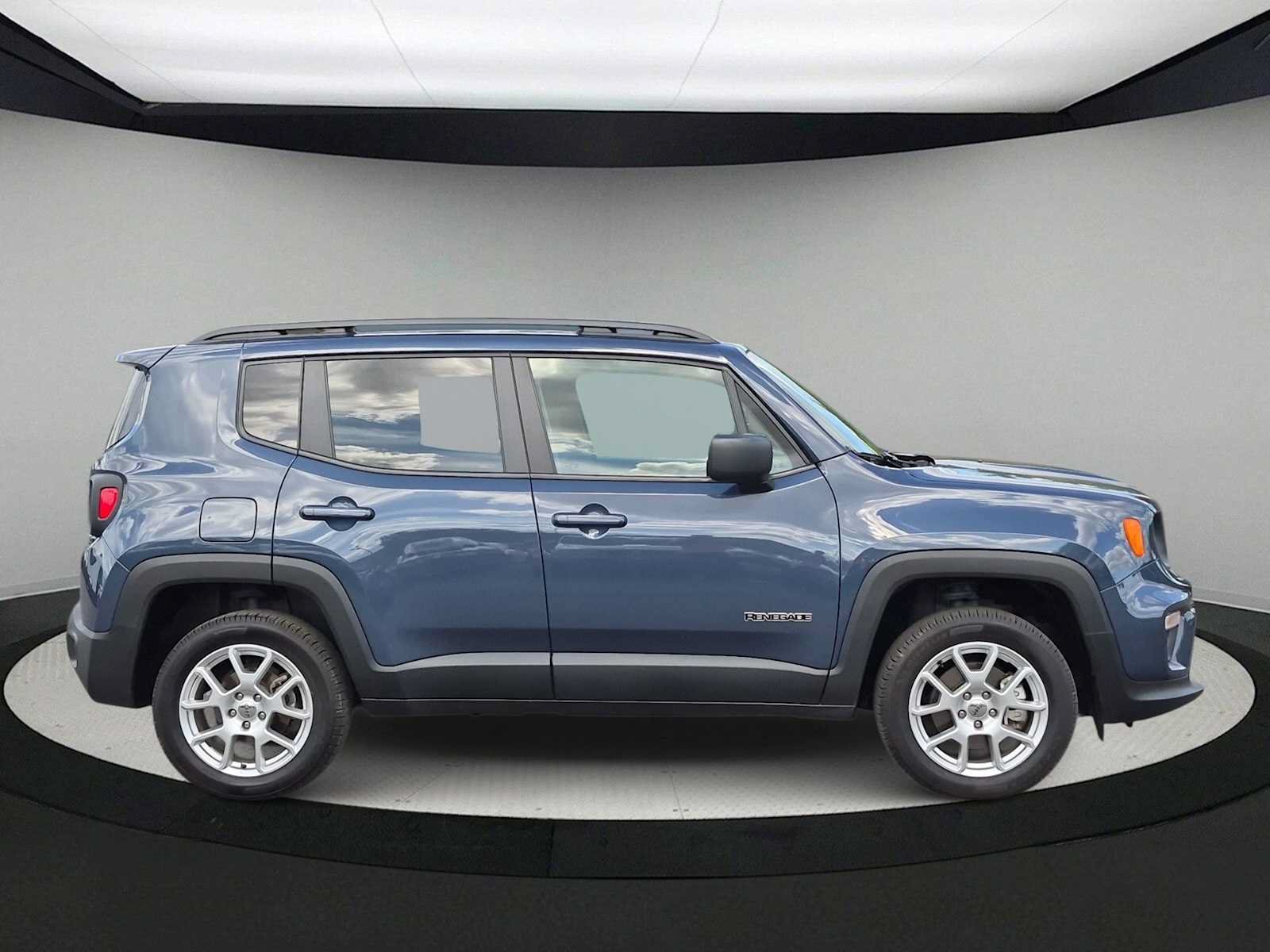 Used 2023 Jeep Renegade Latitude w/ Premium Group AWD/4WD image 9