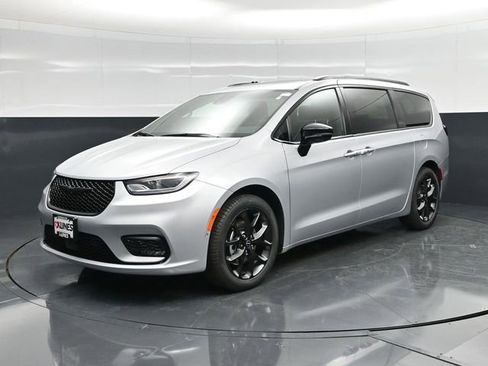 New 2026 Chrysler Pacifica Limited FWD image 3