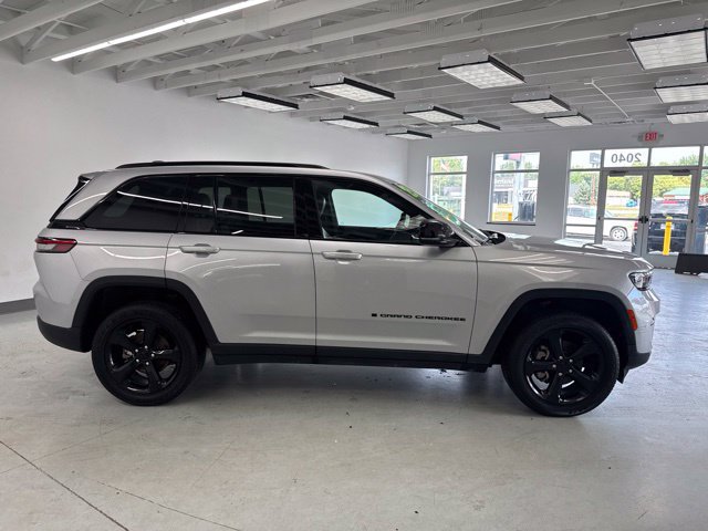 Used 2023 Jeep Grand Cherokee Altitude AWD/4WD image 16