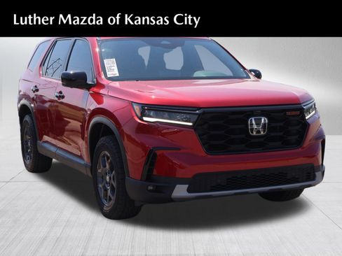 Used 2025 Honda Pilot TrailSport image 1