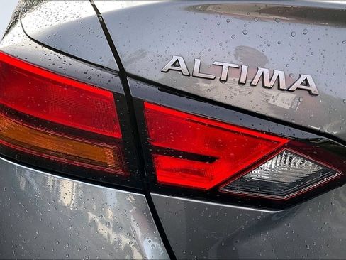 Used 2025 Nissan Altima 2.5 SV FWD image 24