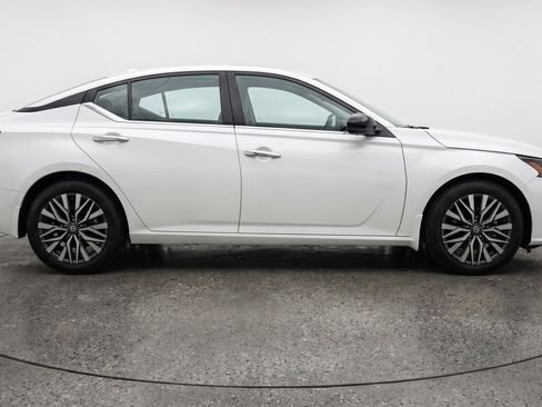 Used 2025 Nissan Altima 2.5 SV FWD image 11