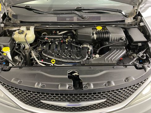 Used 2018 Chrysler Pacifica Touring-L FWD image 30