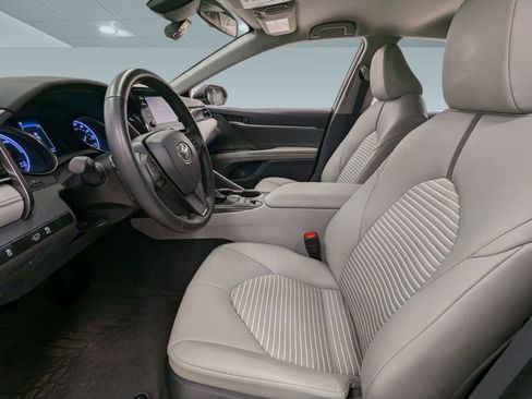 Used 2022 Toyota Camry SE image 4