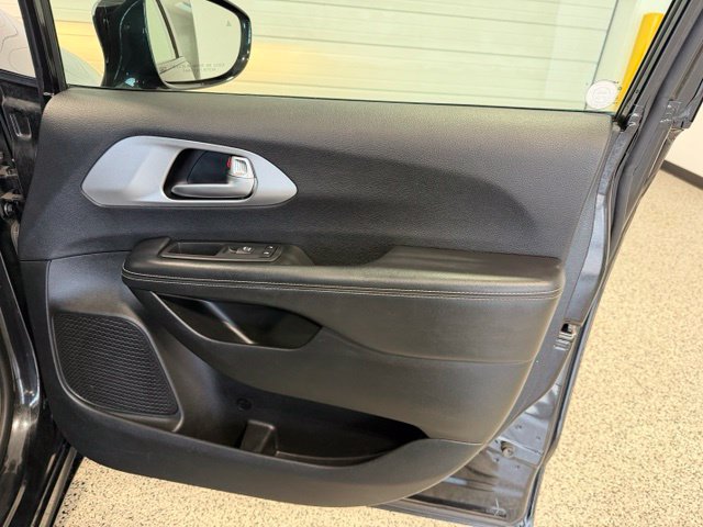 Used 2018 Chrysler Pacifica Touring-L w/ Premium Audio Group FWD image 23