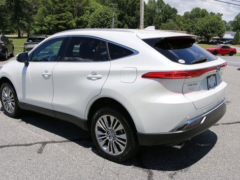 Used 2023 Toyota Venza XLE AWD/4WD image 3
